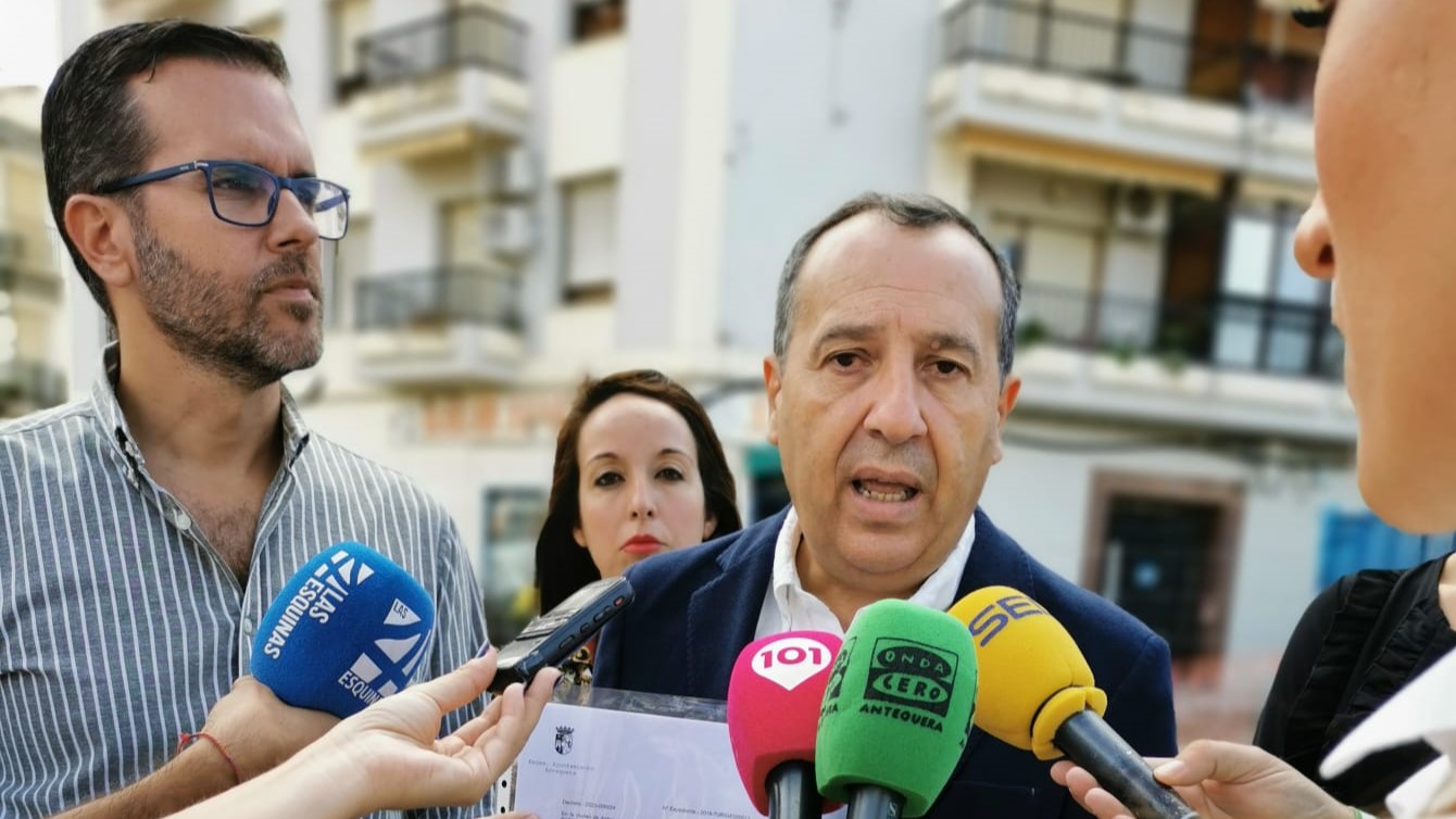 José Luis Ruiz Espejo, portavoz del PSOE de Antequera, junto al edil y secretario general en el municipio, Kiko Calderón (octubre 2023)