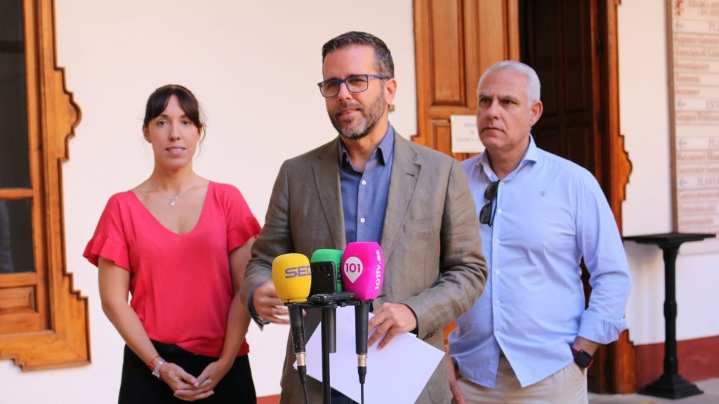 Kiko Calderón, en el patio del Ayuntamiento de Antequera, acompañado de otros miembros del PSOE local (octubre 2023)
