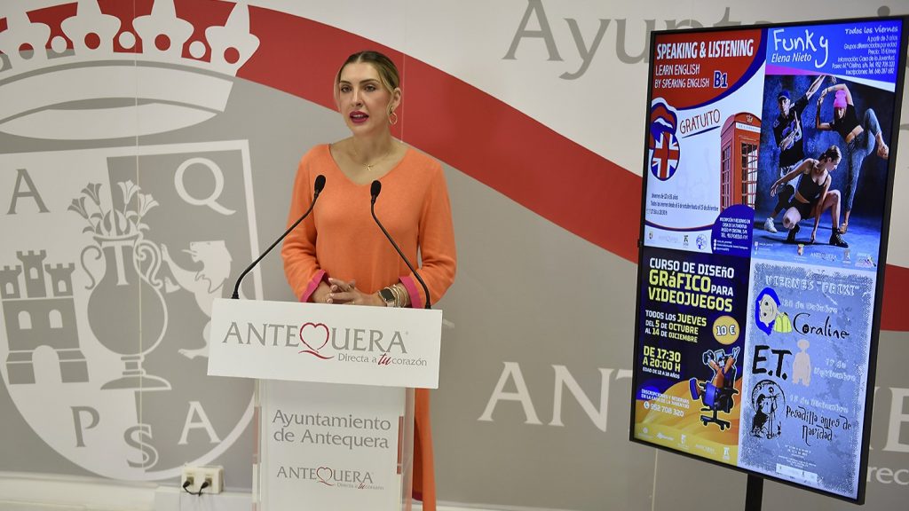 Marta González, concejala de Juventud, en la presentación de los nuevos talleres para el colectivo (octubre 2023)