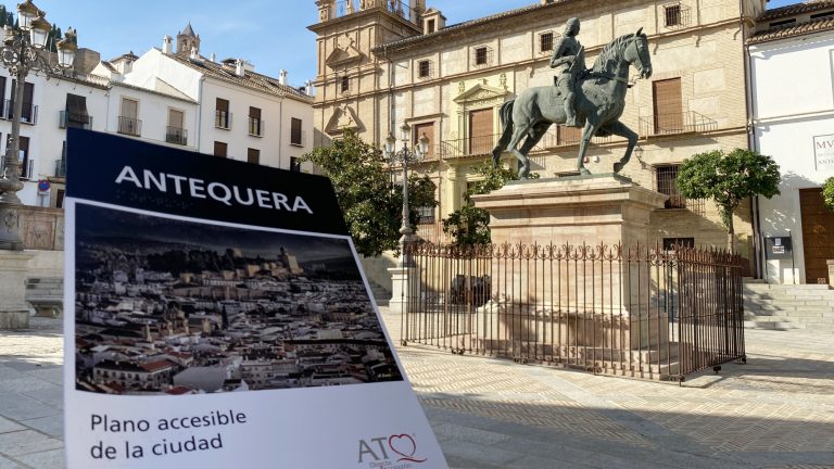 Nuevo plano en braille de Antequera, en el Coso Viejo (octubre 2023)