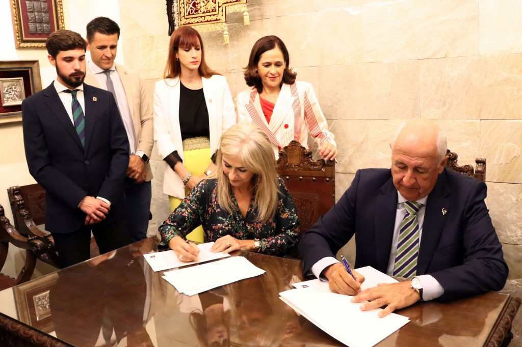Patricia del Pozo y Antonio Díaz, firmando el convenio para la difusión el Museo Internacional de Arte Belenista, junto al director y patronos de la Fundación (1)