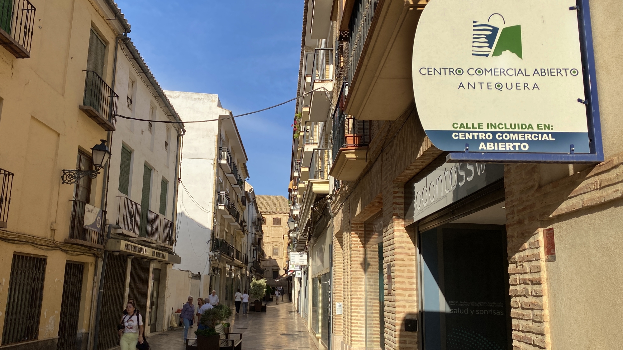 Señal de la calle Duranes, del Centro Comercial Abierto de Antequera (octubre 2023)