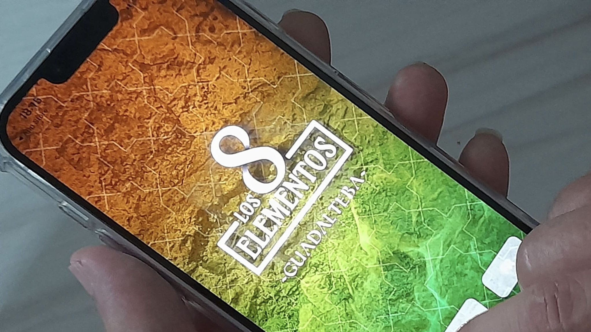 Teléfono móvil con la app del juego de 'Los 8 elementos' de Guadalteba (octubre 2023)