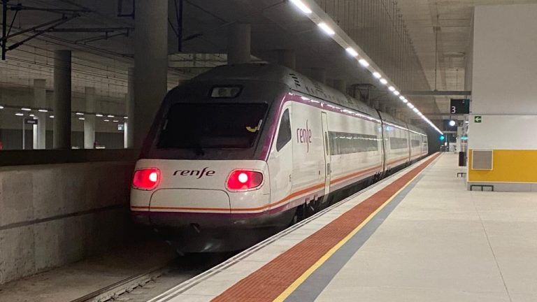 Tren de alta velocidad de Renfe en la estación Antequera AV (enero 2023)