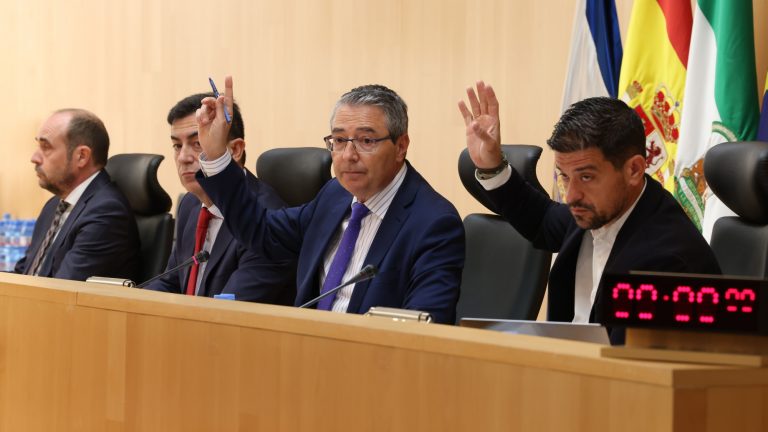 Francisco Salado, presidente de la Diputación de Málaga, y Cristóbal Ortega, vicepresidente cuarto, en el pleno de aprobación de presupuestos (noviembre 2023)