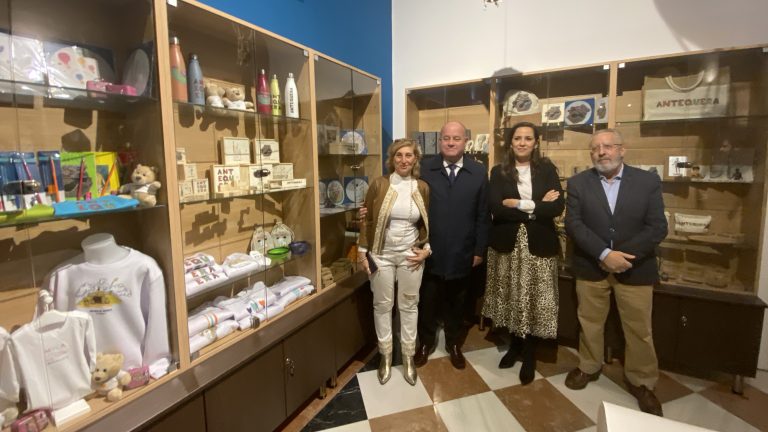 Matilde Talavera, Manolo Barón, Ana Cebrián y Pepe Escalante, en la tienda del Museo de la Ciudad de Antequera (noviembre 2023)