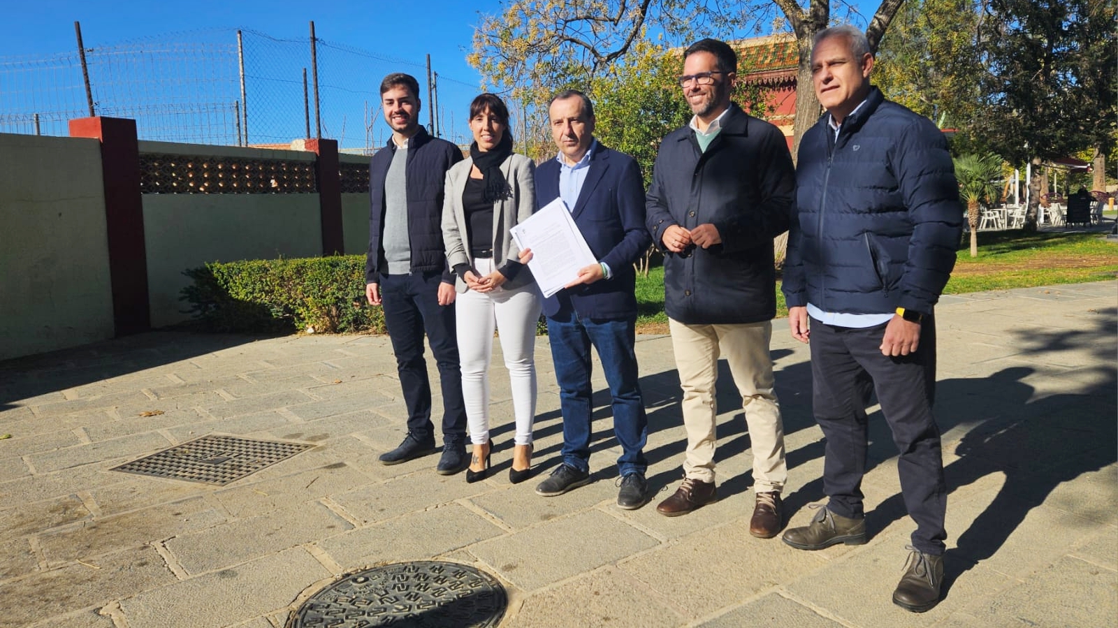 Miembros del PSOE de Antequera en el Paseo Real (noviembre 2023)
