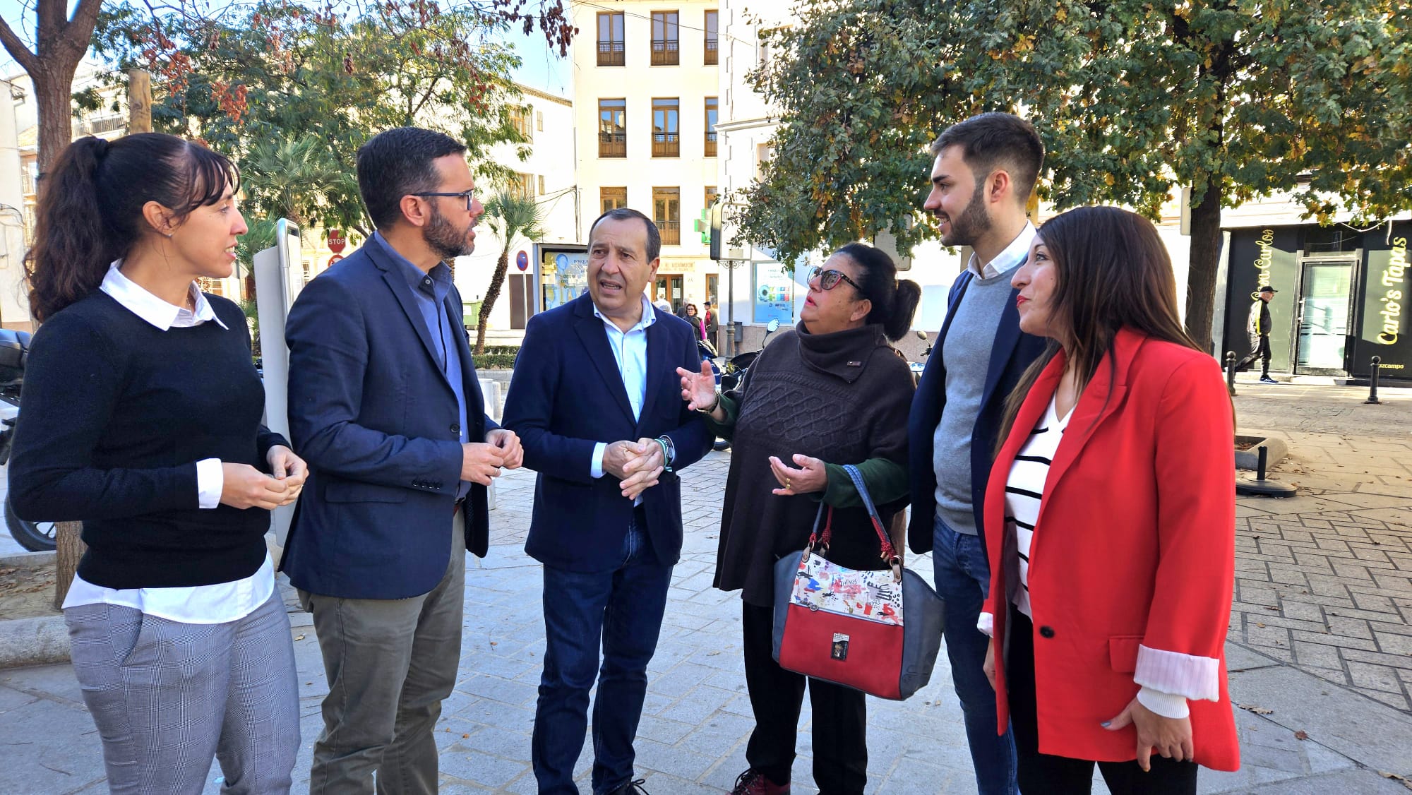 Miembros del PSOE de Antequera, en la plaza de San Francisco (noviembre 2023)