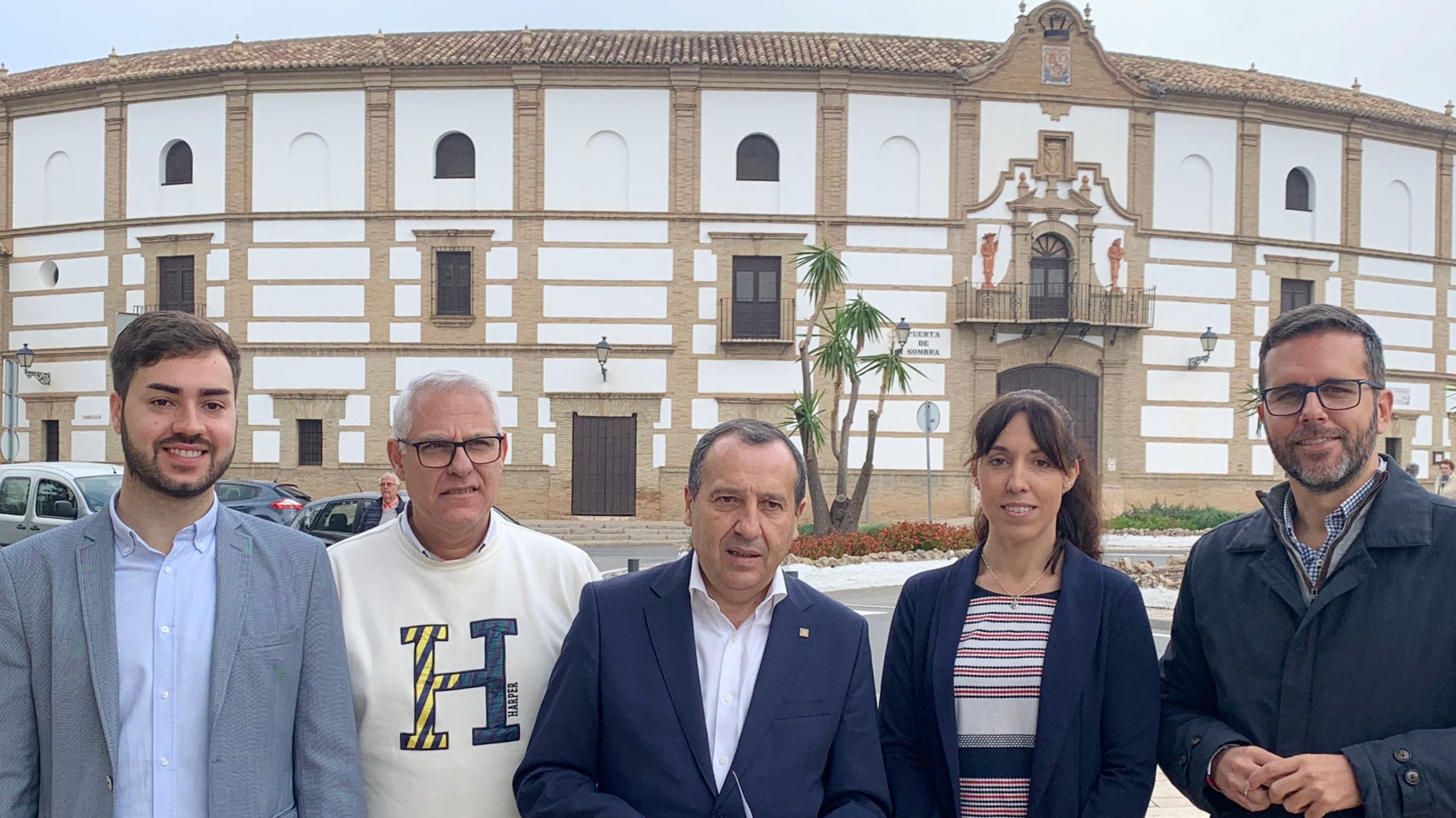 Miembros del PSOE de Antequera junto a la Plaza de Toros (noviembre 2023)