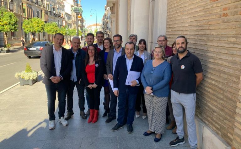 Miembros del PSOE e IU a las puertas del Ayuntamiento de Antequera (noviembre 2023)