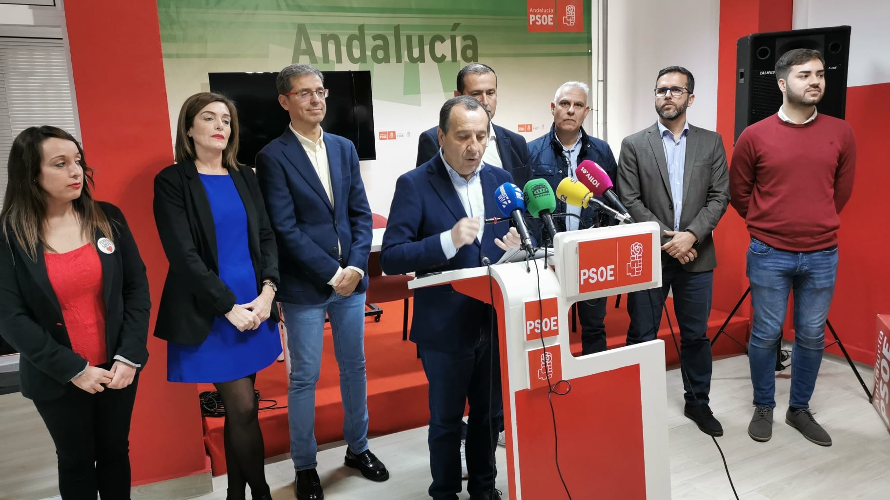 Miembros del PSOE en la sede del partido en Antequera en la valoración de los Presupuestos de la Junta para 2024 (noviembre 2023)