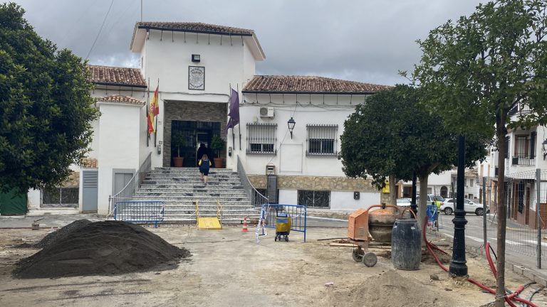 Obras en la plaza Luis de Armiñán junto al Ayuntamiento de Cuevas de San Marcos