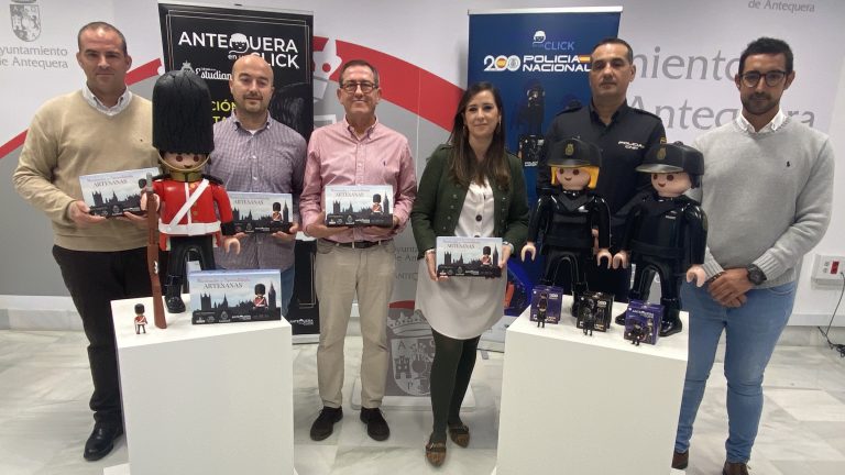 Presentación de la caja conmemorativa del Grupo Sacho Melero 'Antequera en un click' y de los playmobil homenaje a la Policía Nacional