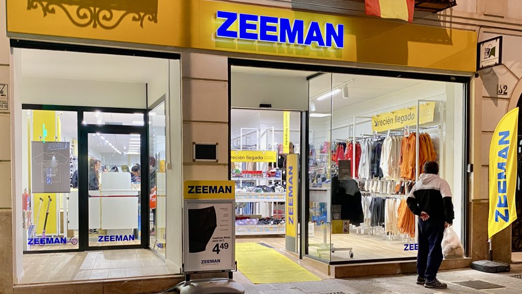 Tienda de Zeeman en la calle Diego Ponce de Antequera (noviembre 2023)