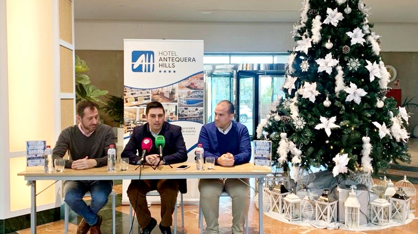 Alberto Arana, Javier Fernández y Juan Trujillo, en la presentación de la entrega del cheque del Hotel Antequera Hills a Aventura Solidaria