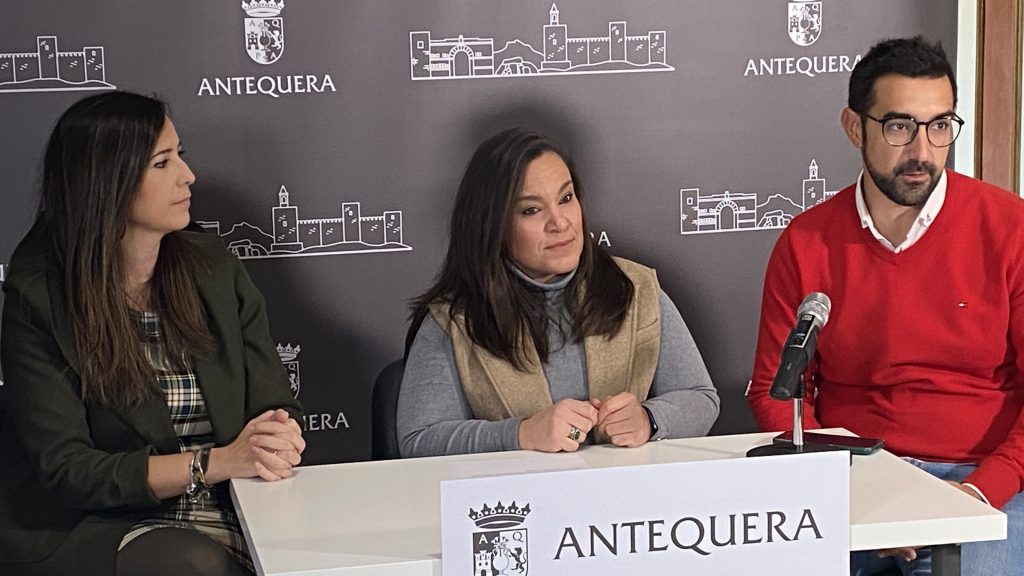 Ana Cebrián, Sara Ríos y Jorge del Pino, en la presentación de los comercios de Antequera beneficiados con la subvención para mejorar la accesibilidad (diciembre 2023)