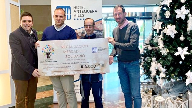 Entrega del cheque del Hotel Antequera Hills a Aventura Solidaria