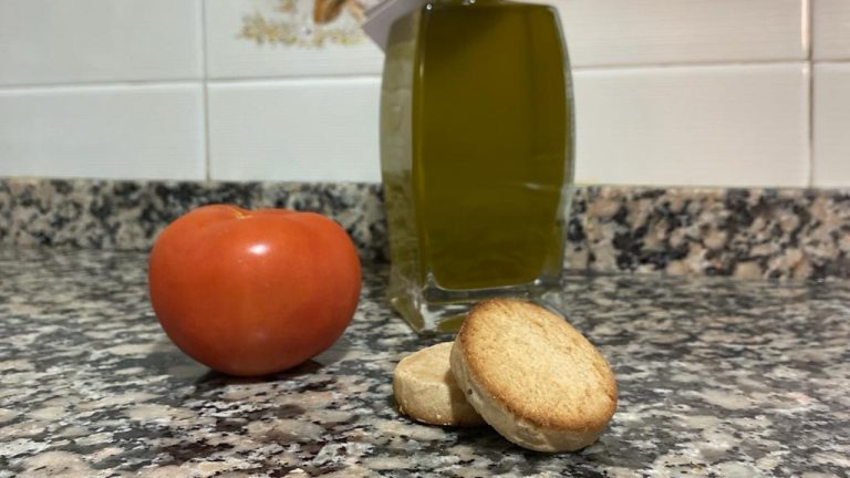 Mantecado junto a dos ingredientes básicos de la porra antequera, el aceite de oliva y el tomate