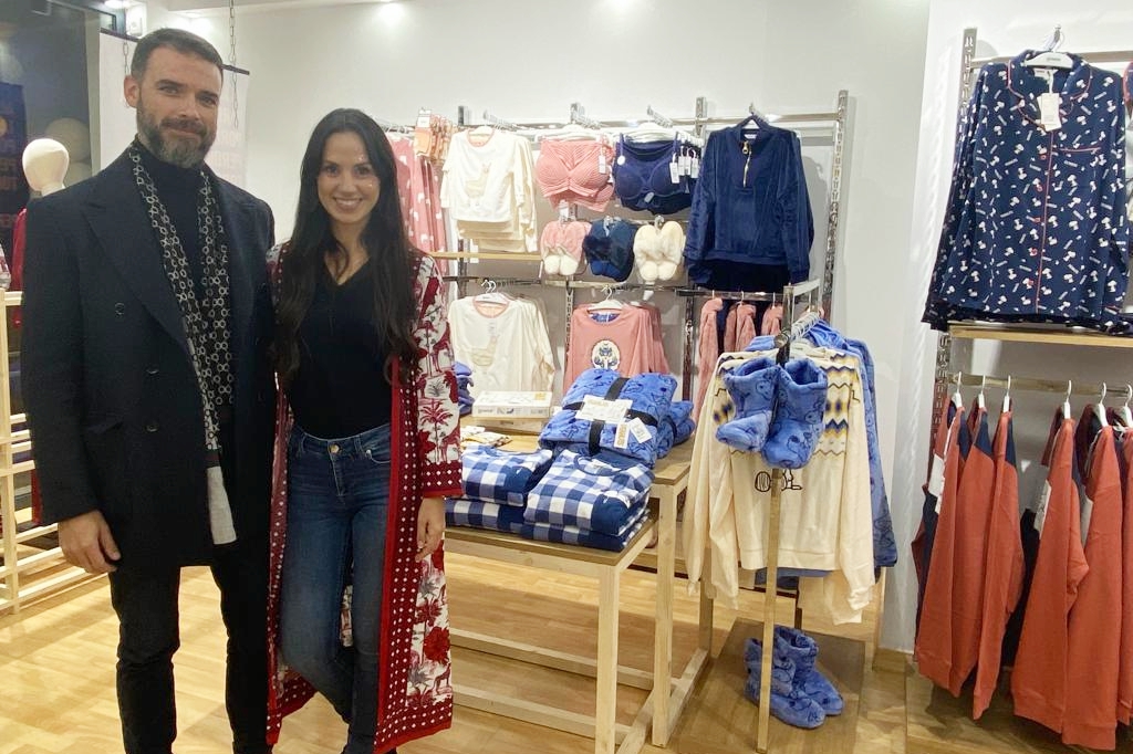 Raúl Jurado y Silvia Abad en la tienda de Alabama Underwear de Antequera