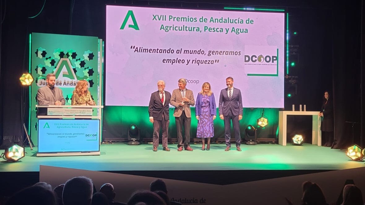Responsables de la Dcoop recogiendo el Premio Andalucía de Agricultura, Pesca y Agua 2023 (diciembre 2023)