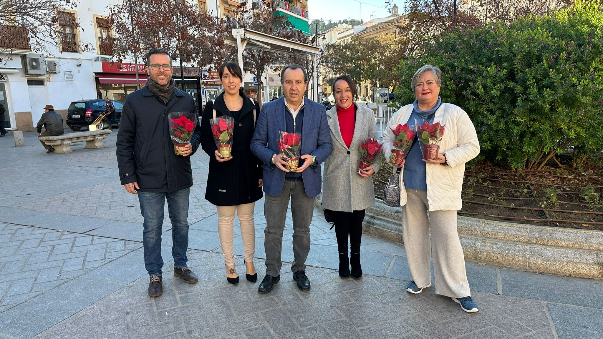Ruiz Espejo (centro), junto a otros miembros del PSOE local en la plaza San Francisco (diciembre 2023)
