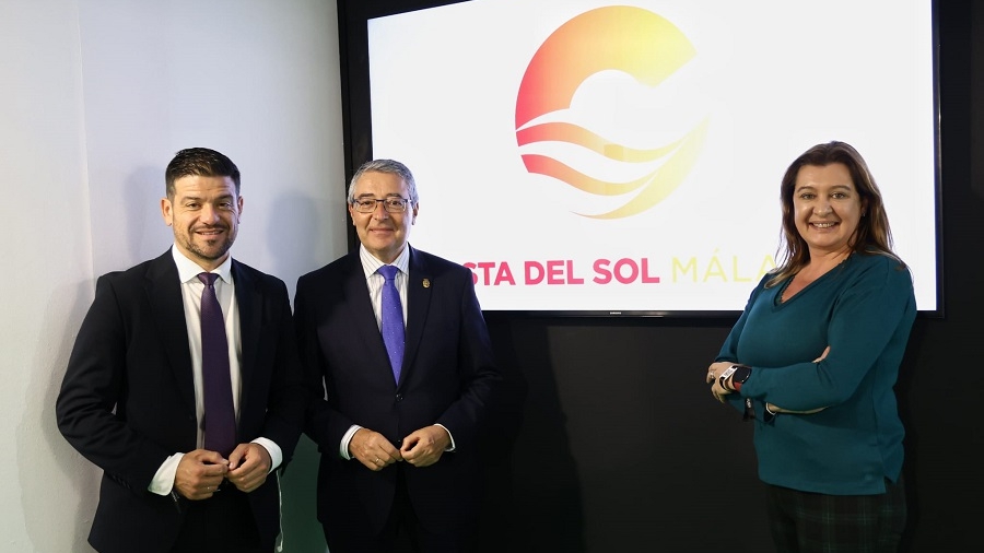 Cristóbal Ortega, Francisco Salado y Esperanza González, en la presentación en Fitur de los datos de turismo interior en Málaga de 2023