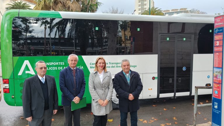 Cristóbal Ríos, Javier Berlanga, María Rosa Morales y Antonio Artacho en la presentación de los nuevos autobuses del CTMAM para Casabermeja (enero 2024)