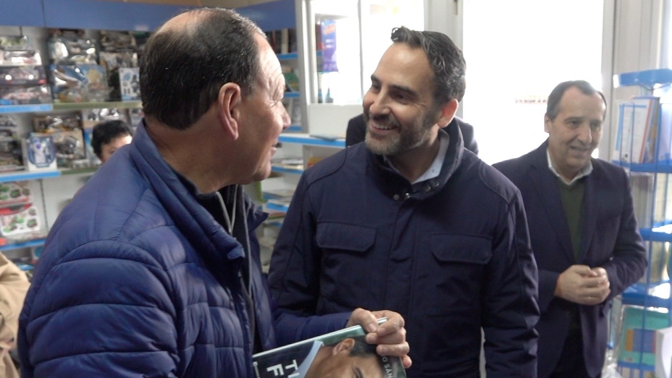 Dani Pérez, secretario general del PSOE de Málaga, junto al Miguel Asencio, secretario general del PSOE de Humilladero en una papelería del municipio (enero 2024)