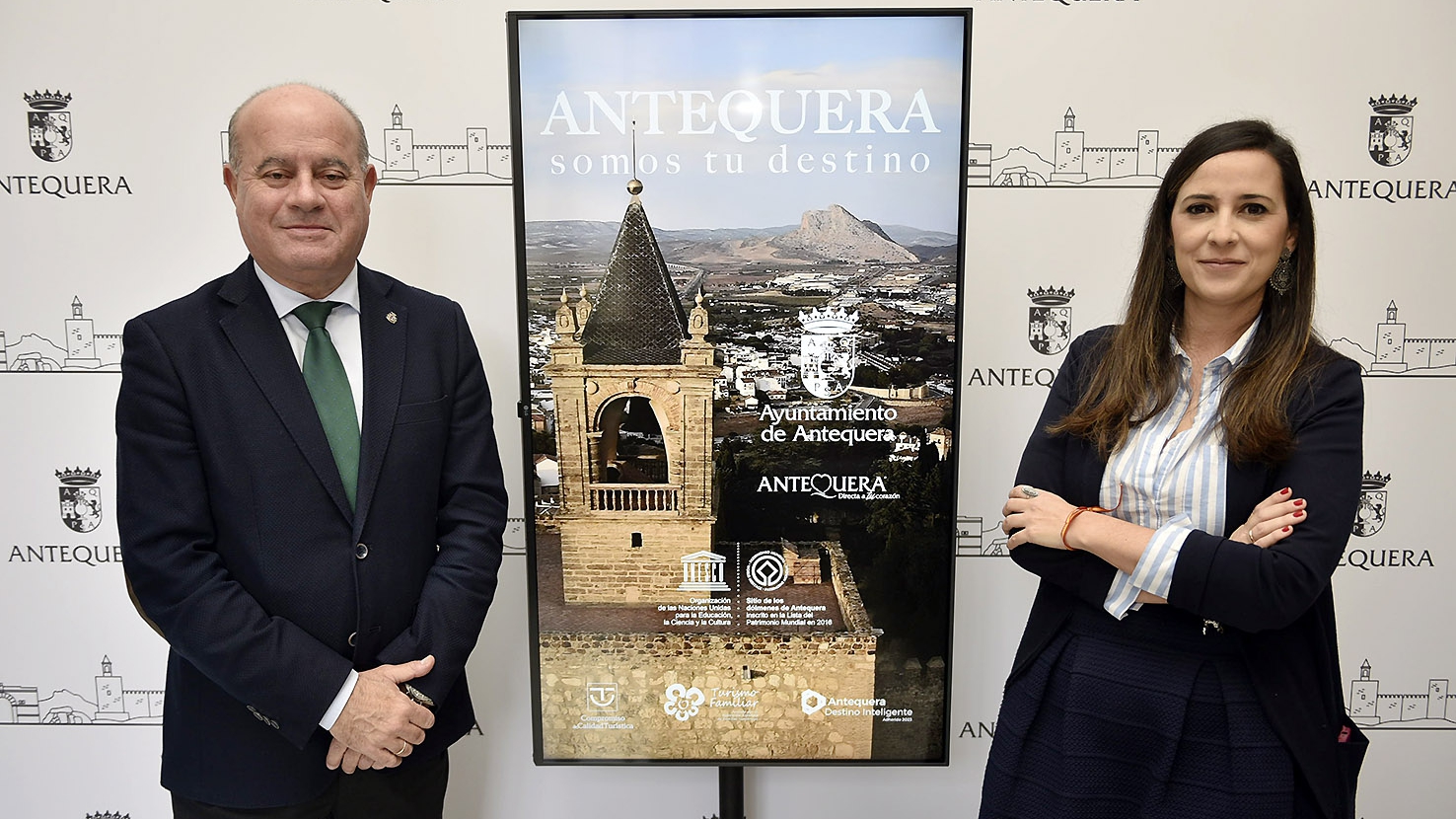 El alcalde de Antequera, Manolo Barón, y Ana Cebrián, edil de Turismo, con el lema que la ciudad lleva a Fitur 2024 (enero 2024)