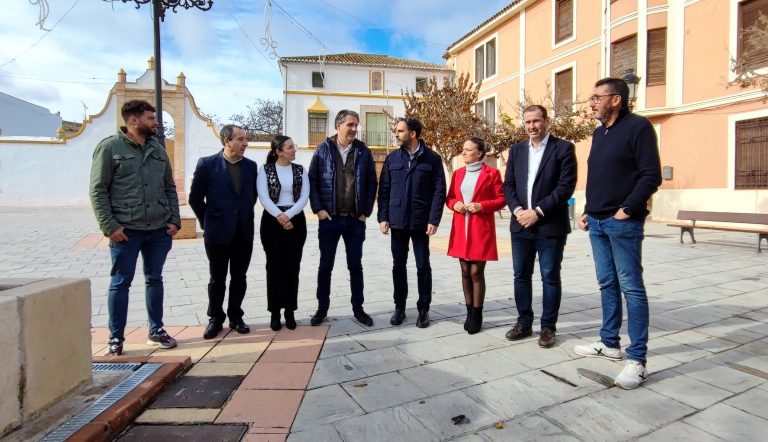 Eugenio Sevillano y Daniel Pérez (centro), junto a otros miembros del PSOE en Mollina (enero 2024)