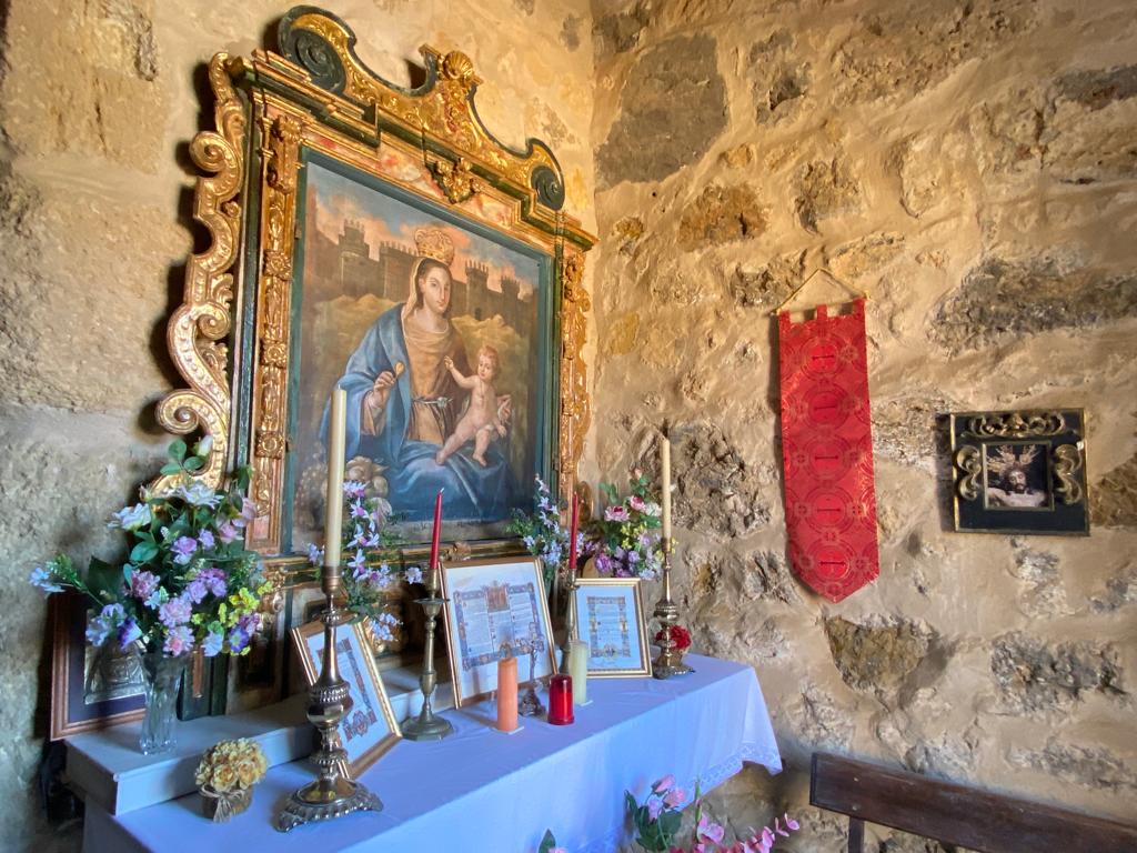 Interior de la Puerta de Málaga de Antequera, con el altar y el lienzo de la Virgen de Espera (enero 2024)