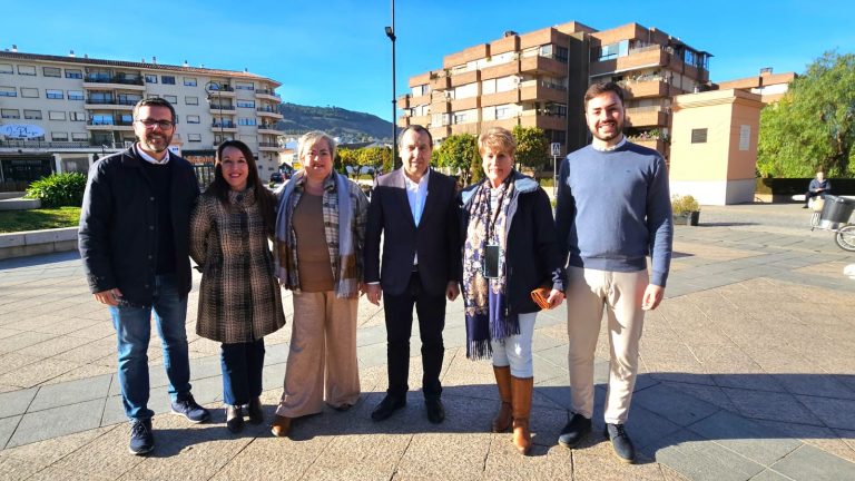 José Luis Ruiz Espejo (centro), junto con otros miembros del PSOE de Antequera en la plaza de Castilla (enero 2024)