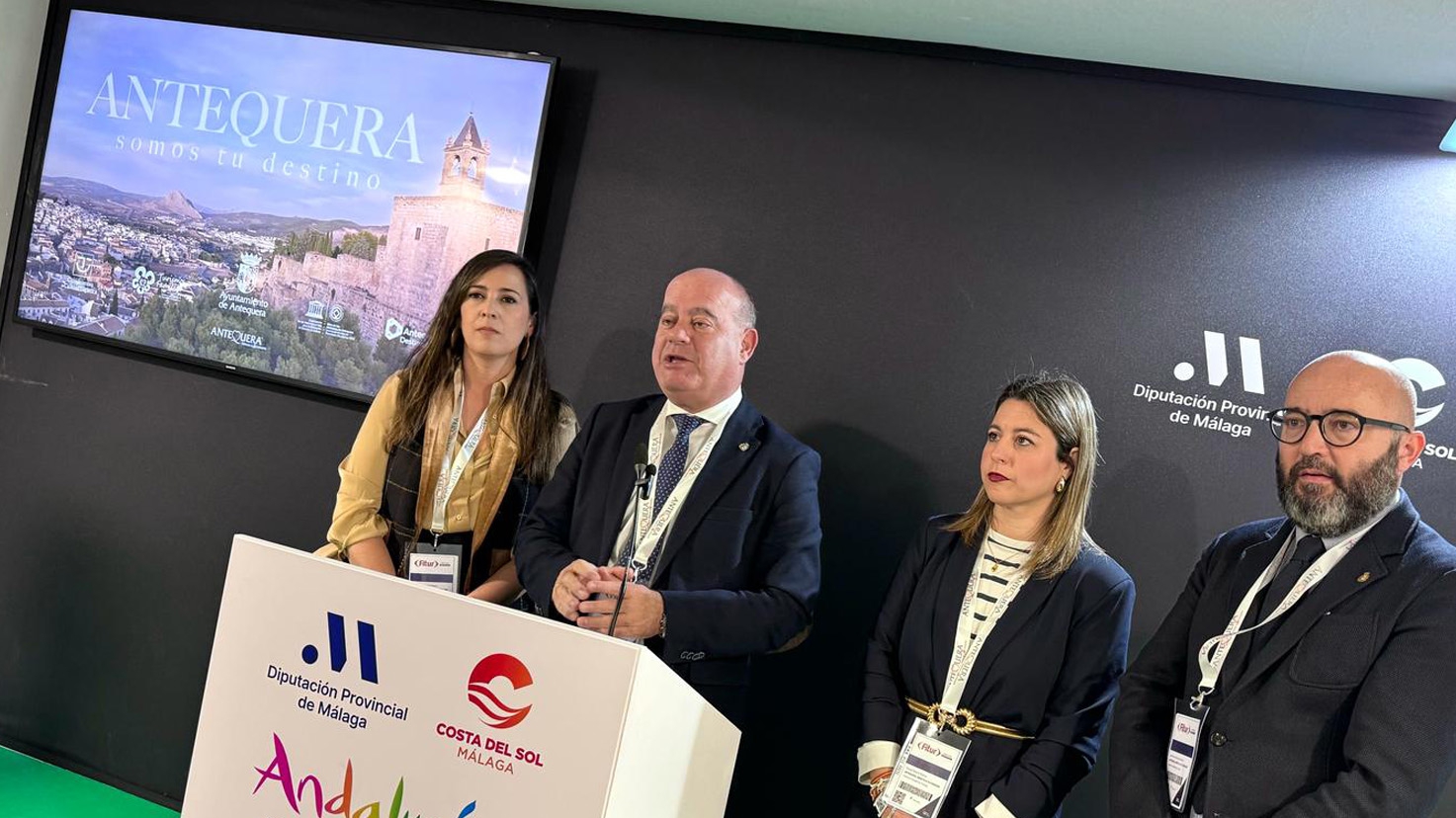 Manolo Barón, junto a Ana Cebrián (izda), José Medina Galeote y Elena Melero en la presentación de la oferta turística de Antequera en Fitur 2024