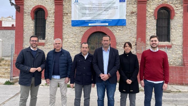 Miembros del PSOE, junto al antiguo depósito de agua del barrio de Veracruz de Antequera (enero 2024)