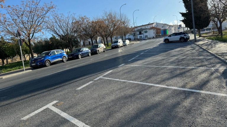 Nuevas plazas de aparcamiento en la avenida Alcalde José María González de Antequera (enero 2024)