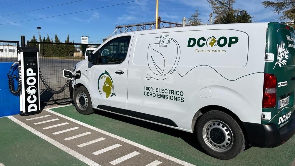Punto de recarga para vehículos eléctricos en la sede central de Dcoop en Antequera (enero 2024)
