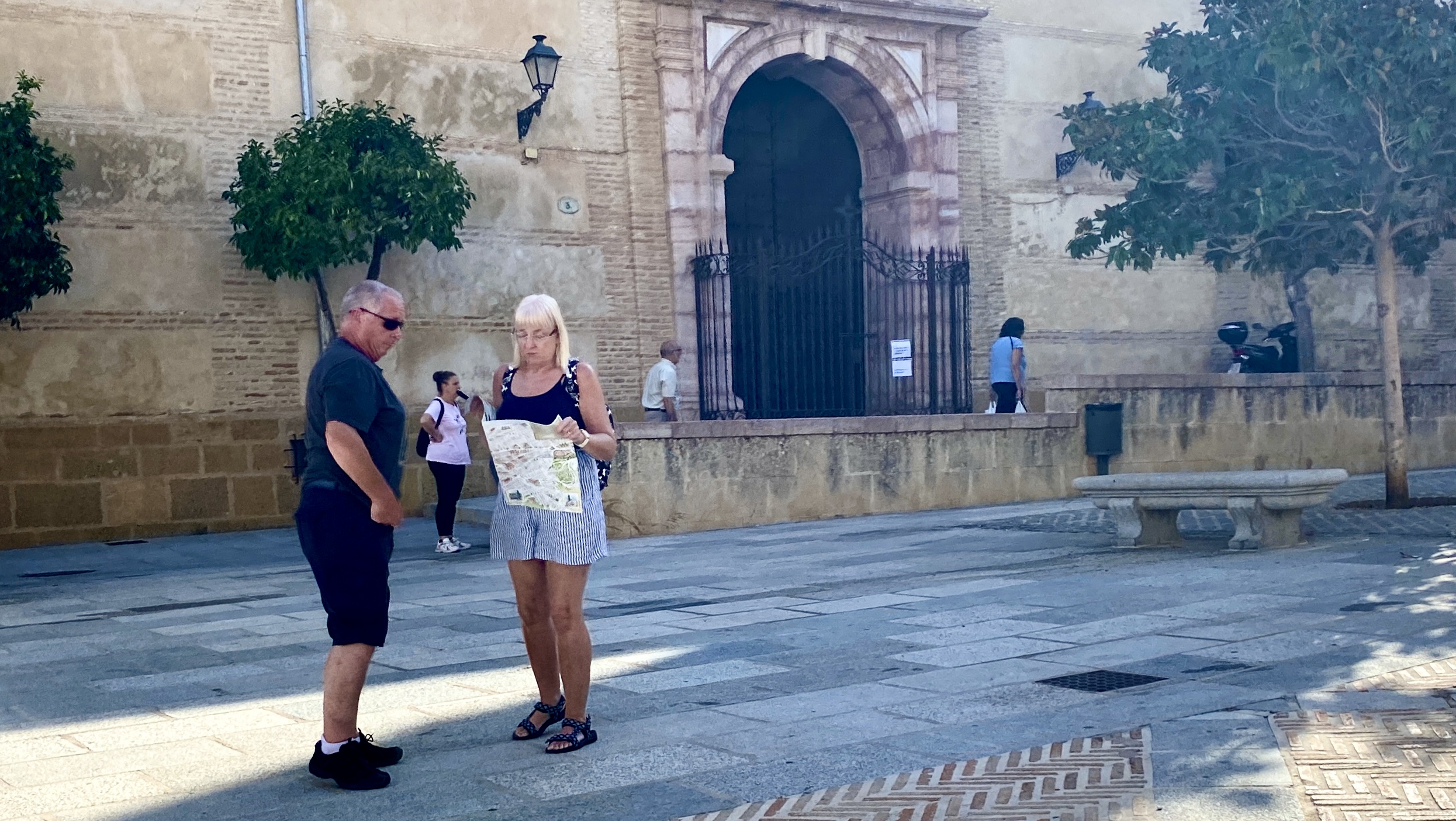 Turistas extranjeros en el Coso Viejo de Antequera (octubre 2023)
