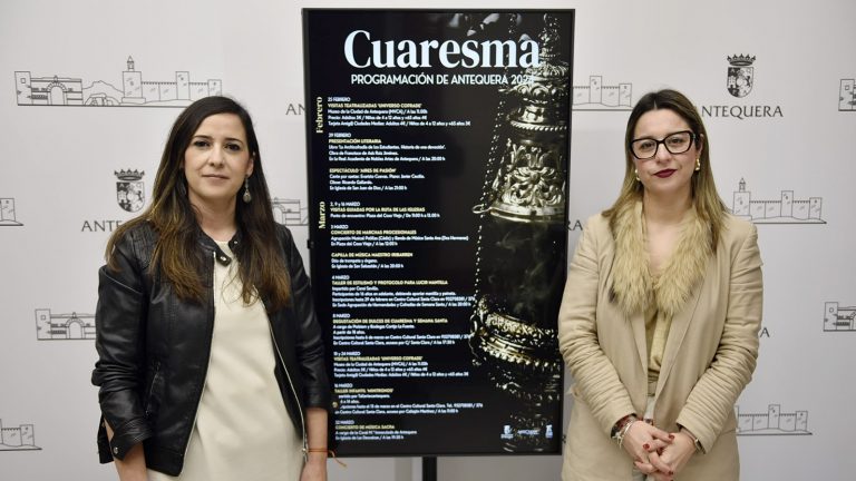Ana Cebrián, edil de Turismo y Comercio, y Elena Melero, de Fiestas Mayores y Tradiciones, en la presentación de 'Cuaresma en Antequera'