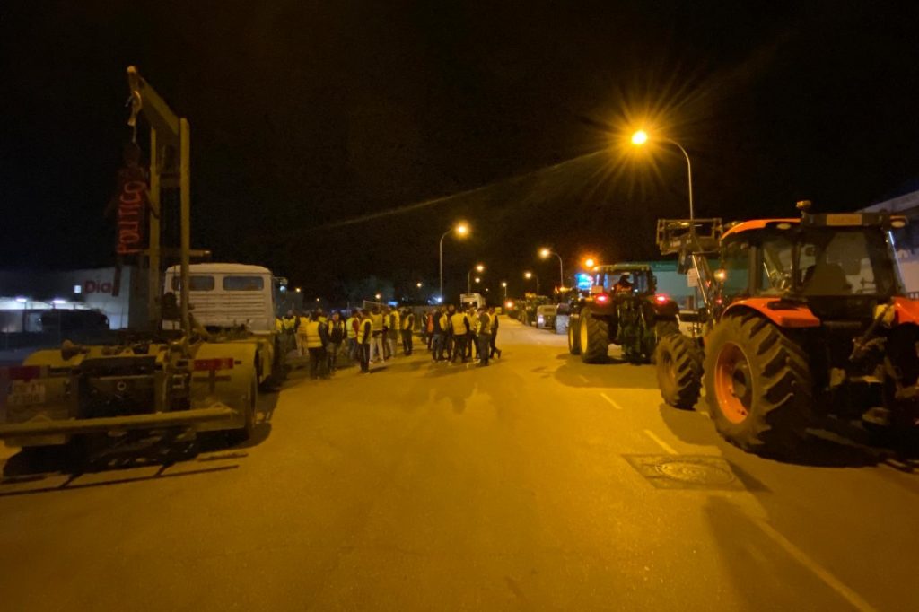 Concentración de tractores en la avenida Principal del Polígono Industrial de Antequera (febrero 2024)