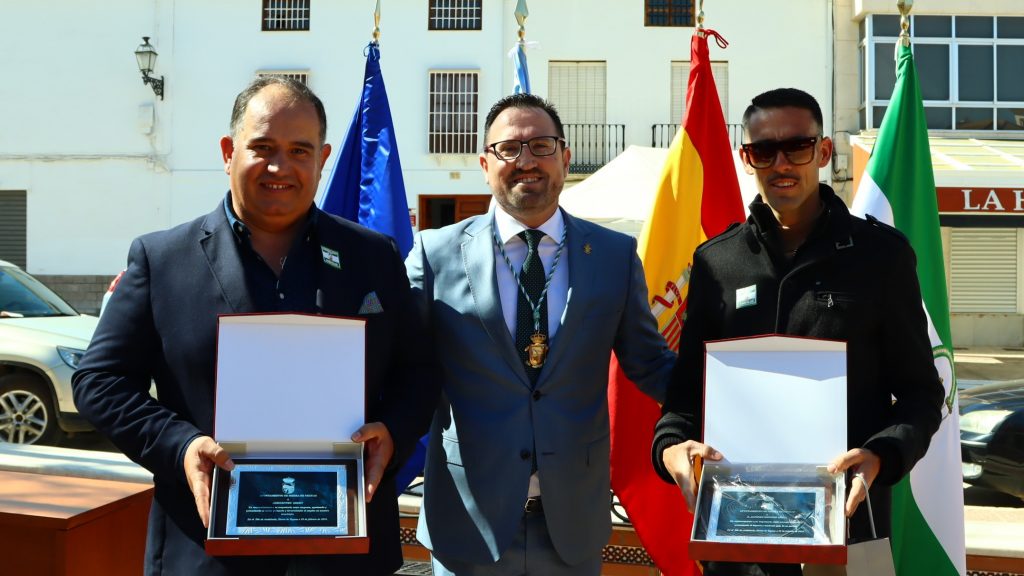 El empresario Antonio Pérez, el alcalde de Sierra de Yeguas, Miguel Ángel Sánchez, y el atleta Alfonso Sánchez