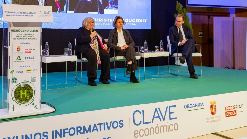 Maite Palomino, Christelle Rougebief y Manuel Larrasa en la mesa redonda de los Desayunos Informativos de Clave Económica, sobre el hidrógeno verde en el Puerto Seco de Antequera (febrero 2024)