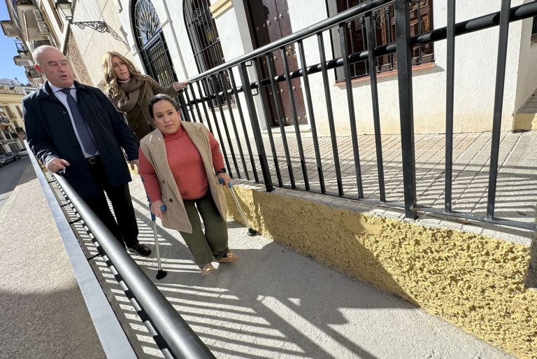 Manolo Barón, Teresa Molina y Sara Ríos, en la rampa construida en la calle Obispo de Antequera (febrero 2024)
