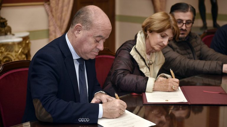Manolo Barón, alcalde de Antequera, y Elena Sánchez, firman el acuerdo de cesión del fondo documental de Antonio Carmona (febrero 2024)