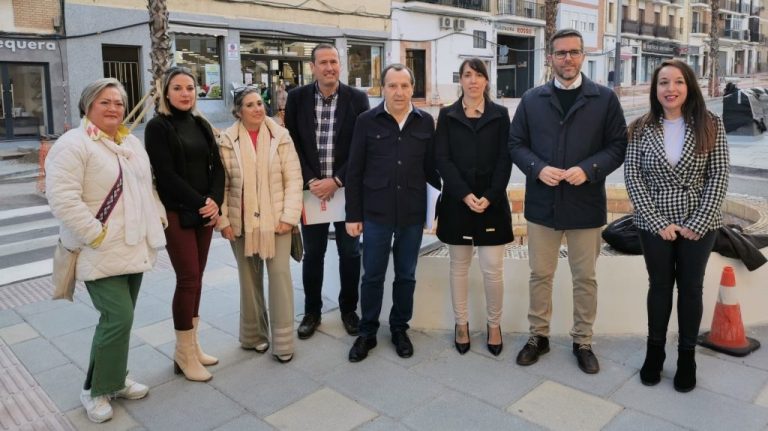 Miembros del PSOE en la avenida de la Legión de Antequera (febrero 2024)