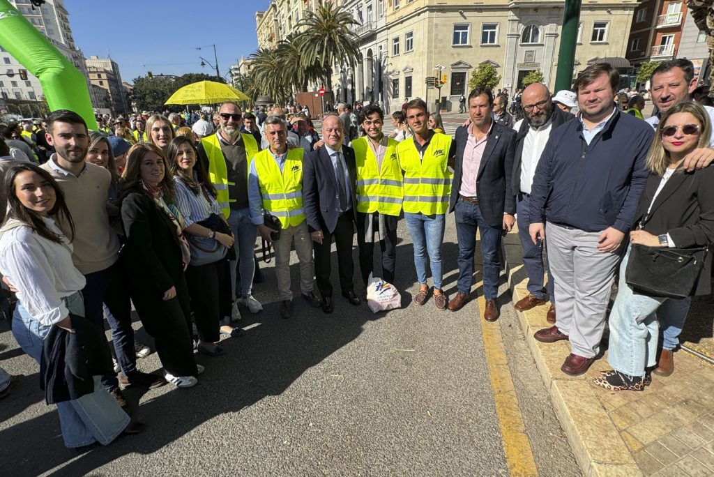 Miembros del equipo de Gobierno del Ayuntamiento de Antequera en la movilización del sector agrario en Málaga (febrero 2024)