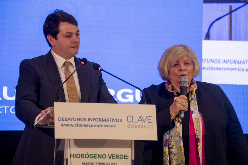 Paul Lafargue, director internacional del Grupo Idec, y Maite Palomino, delegada en España, durante la clausura del desayuno informativo de Clave Económica sobre hidrógeno verde (febrero 2024)