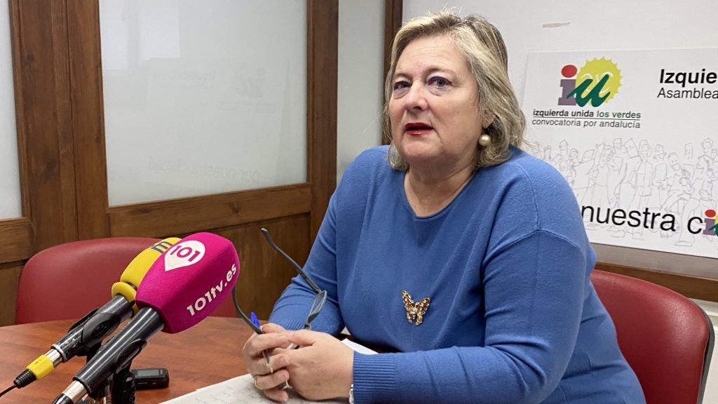 Pilar Ruiz, en la oficina del Grupo Municipal de IU en el Ayuntamiento de Antequera (febrero 2024)