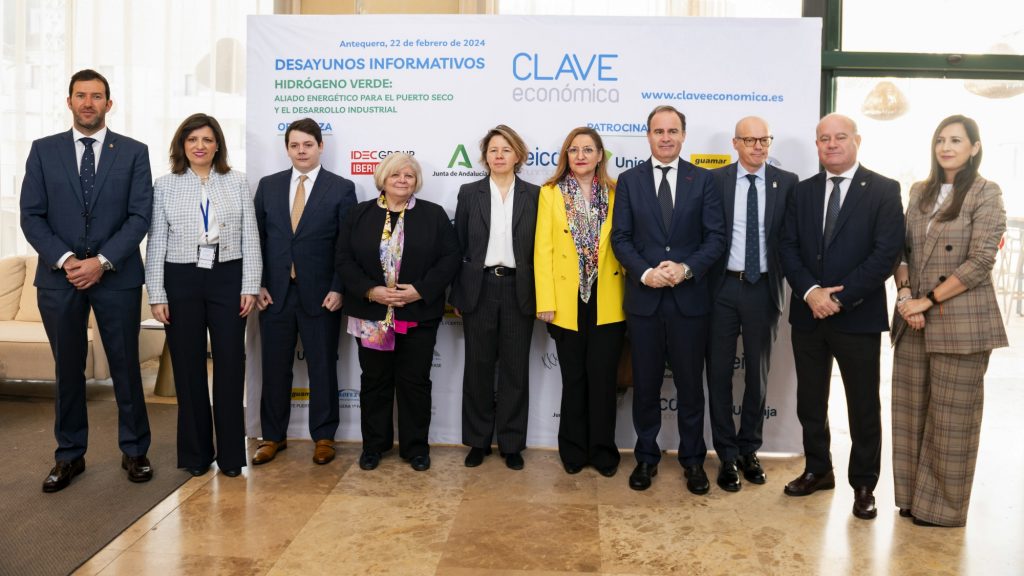 Representantes municipales y de la Junta de Andalucía, junto a responsables del Grupo Idec y Neico Comunicación (febrero 2024)