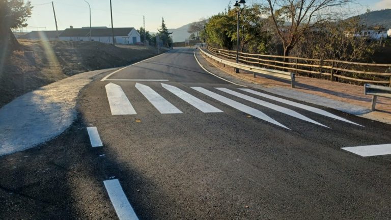 Carretera MA-3403 reasfaltada a su paso por la barriada Pastelero de Villanueva de la Concepción (noviembre 2023)