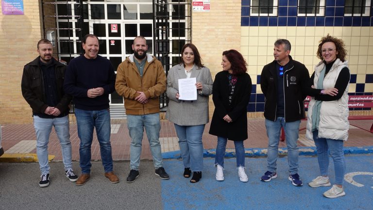 Concejales del PSOE e IU a las puertas del Ayuntamiento de Humilladero (marzo 2024)